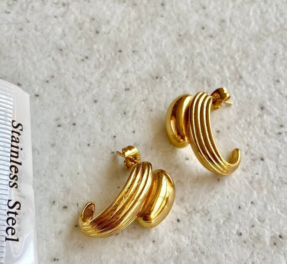 IMG_20260413_184145_004 gold-steel-ribbed-dome-half-hoop-earrings