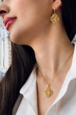 نیم ست ژوپینگ طرح گل ۴ پر مشبک و تراش خورده (شامل مدال و گوشواره)